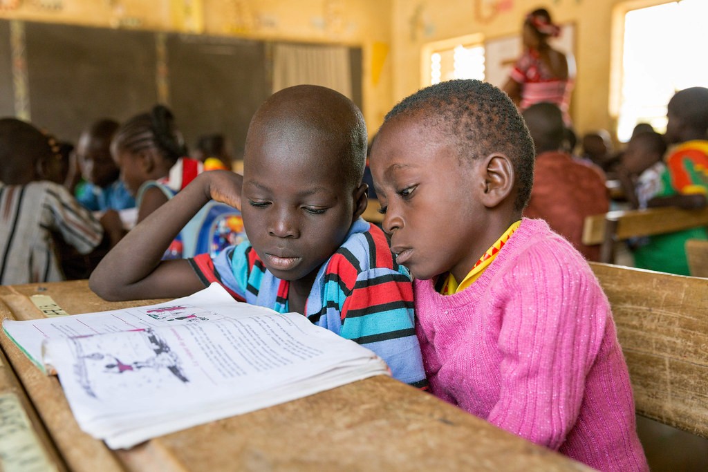 Enfants lisant ensemble en classe